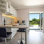 Omorfia شقة *